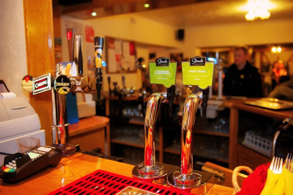 The Little Crown Inn Pontypool Extérieur photo