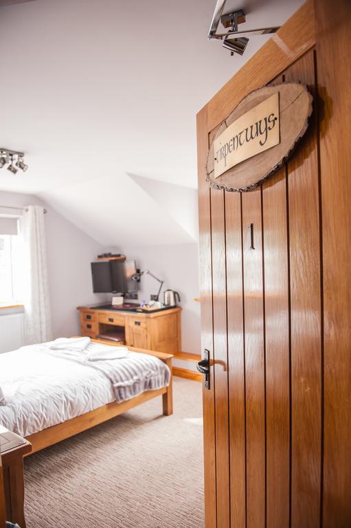 The Little Crown Inn Pontypool Extérieur photo